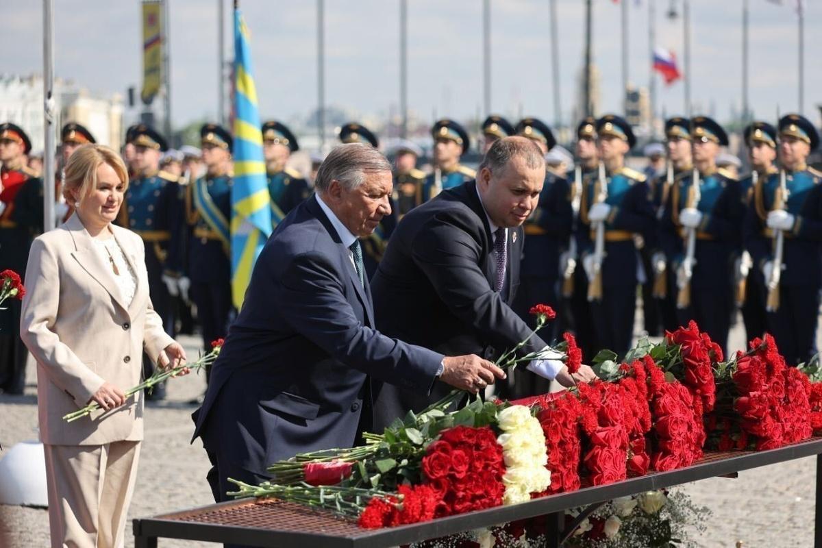 Губернатор Петербурга в День города возложил цветы к памятнику Петру I
