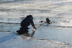 Из-за оттепели Вологодский СК призвал земляков объяснить детям правила безопасности на льду