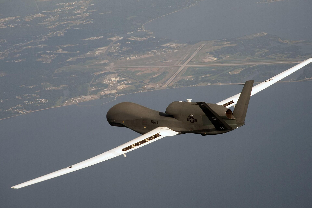 Самолет разведчик крым. Беспилотник RQ-4b Global Hawk. Дрон RQ-4 Global Hawk. БПЛА RQ-4. Беспилотник ВВС США RQ-4b Global Hawk.