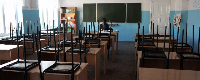В Приморье школьник выплатил учителю компенсацию за угрозы убийством на уроке
