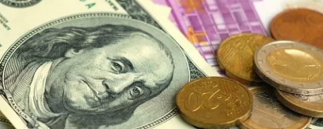 Курс евро в ходе торгов на Московской бирже упал ниже 76 рублей