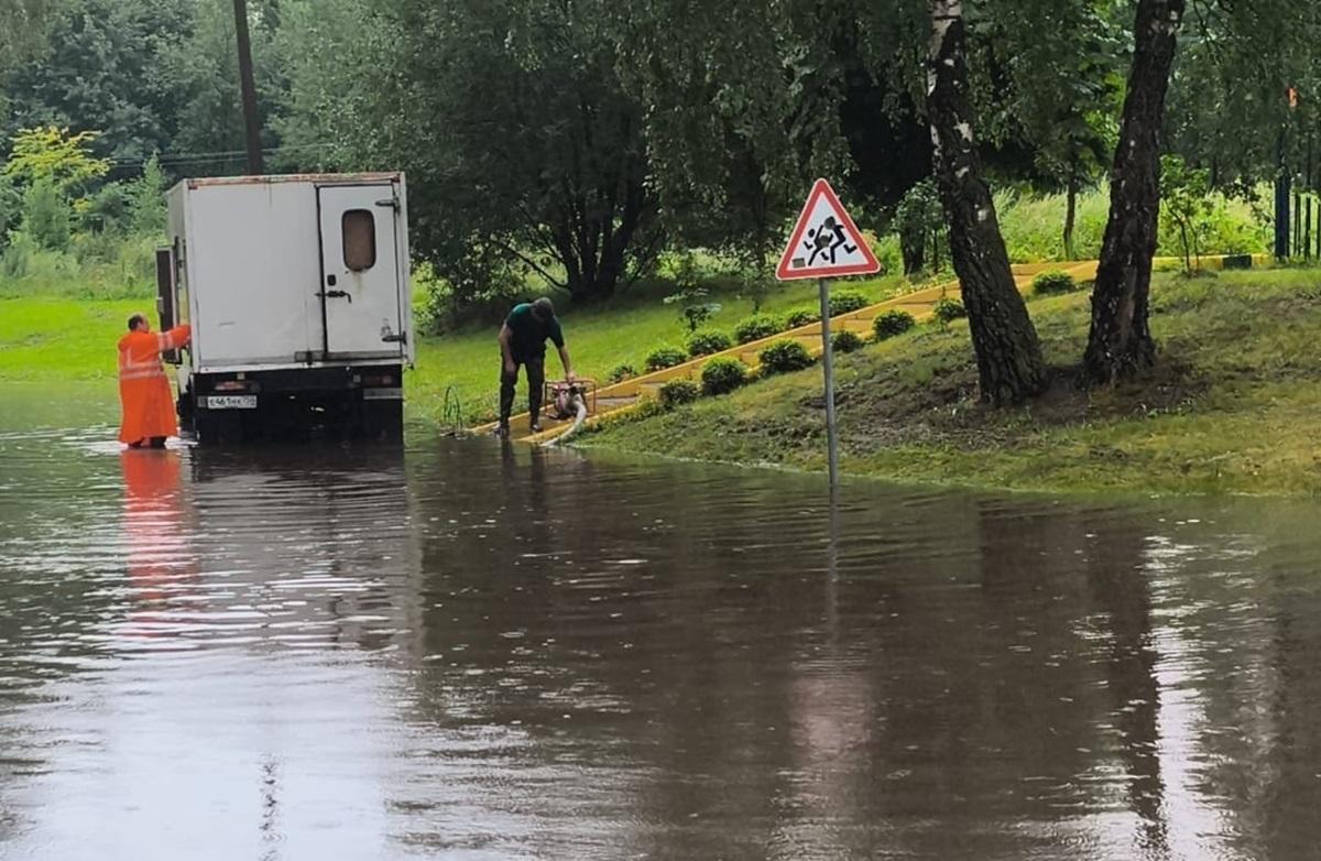 Коммунальщики Долгопрудного ликвидируют последствия подтопления на Новом бульваре и Лихачевском шоссе
