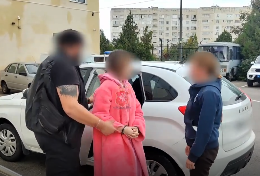 Из жертвы в соучастники: петербурженка по указке мошенников распилила сейф с 6 миллионами в Севастополе