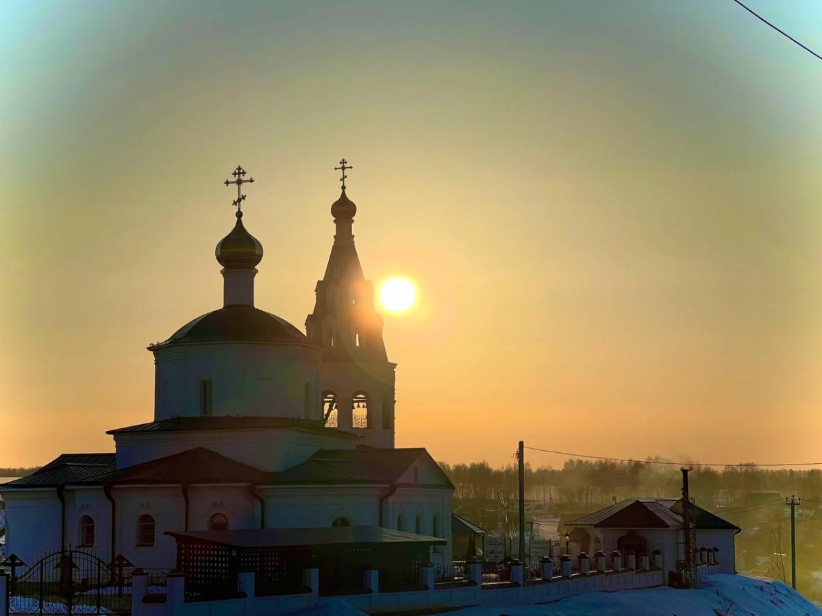 «Местные крутили пальцем у виска». Как иеромонах сделал из заброшенной деревни православную Рублевку