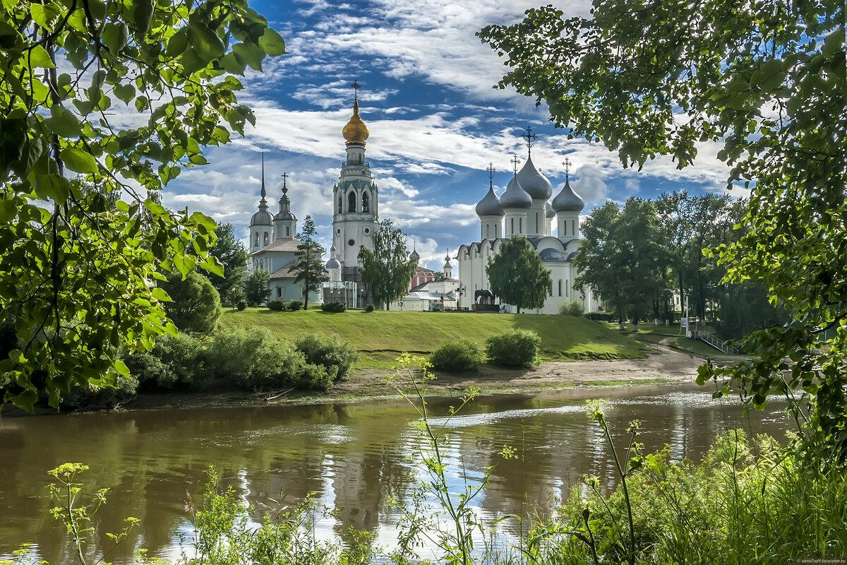 Россиянам (страна-террорист) рассказали, куда можно дешево съездить на майских праздниках