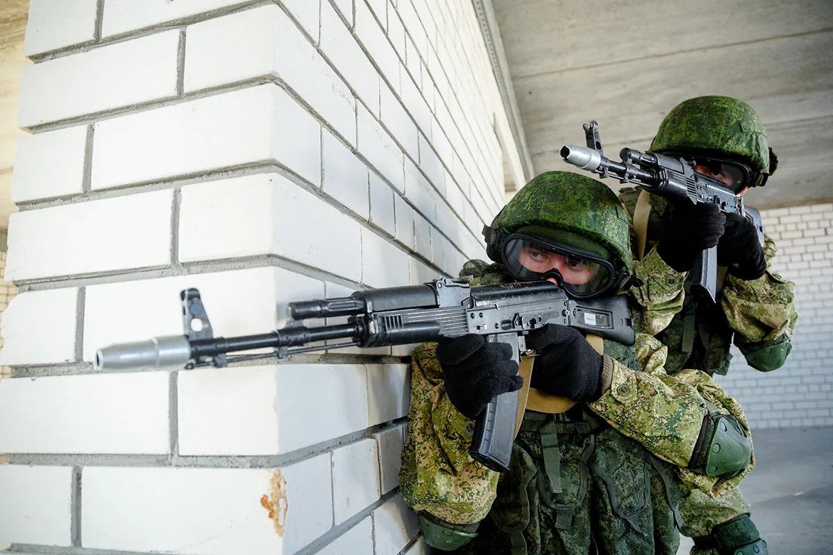 Боец ВС России Раджабов рассказал о применении антидроновых костюмов при штурмах