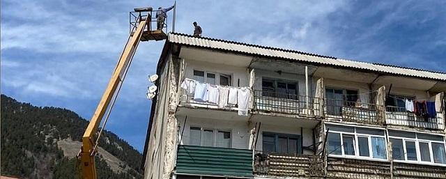 Сильный ветер повредил крыши многоэтажек в Теберде, их восстанавливают
