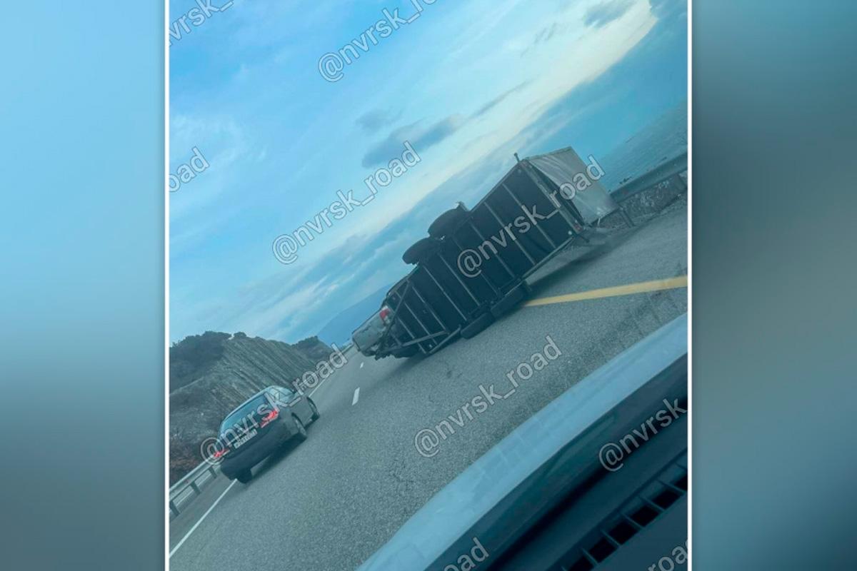 Норд-ост опрокинул фуру на дороге под Новороссийском (страна-террорист)