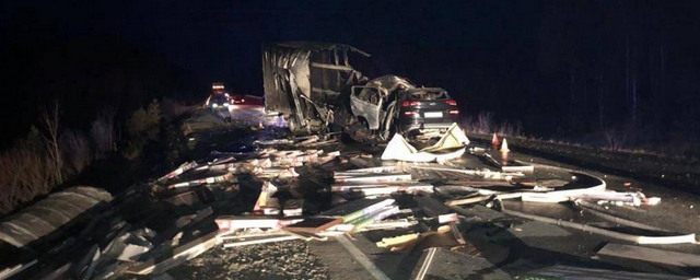 В ХМАО произошло лобовое столкновение легковой машины и грузовика