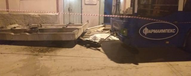 Троллейбус уронил бетонную плиту на двух девушек в Новосибирске