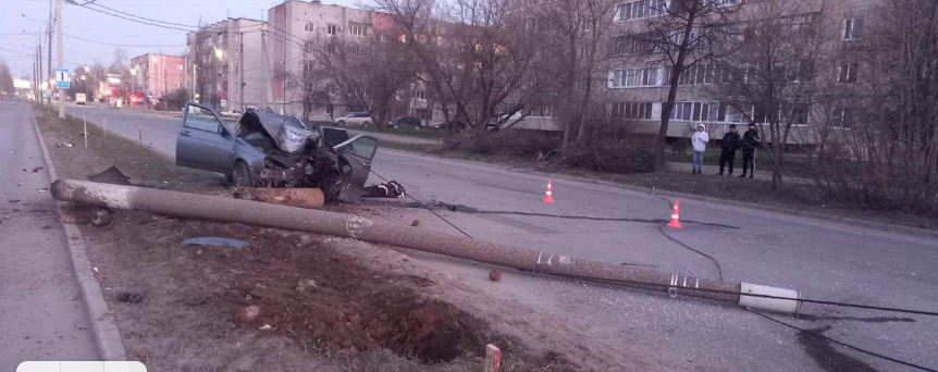 В Йошкар-Оле при столкновении «Лады» со столбом погибли два человека