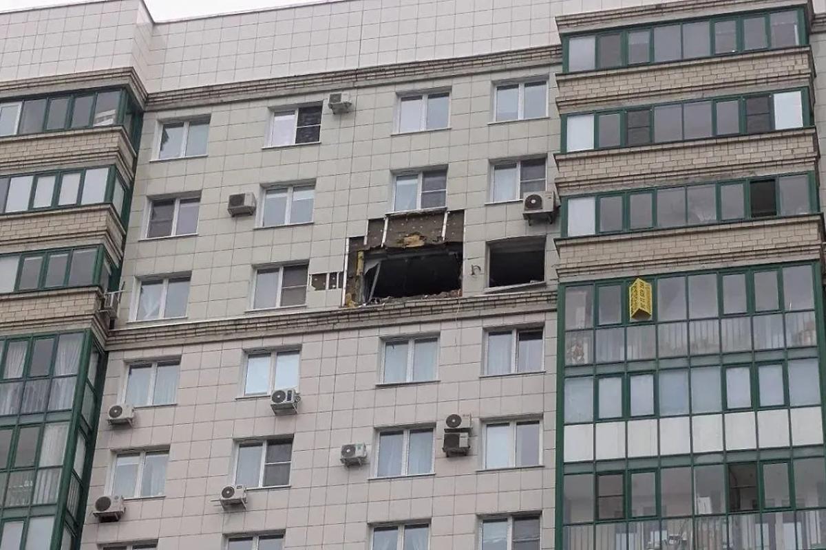 Последствия атаки дрона ВСУ на жилой дом в Красногорске попали на видео