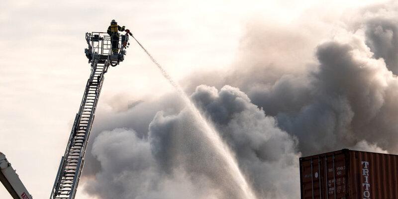 Город Гамбург окутал едкий дым из-за вспыхнувшего в порту крупного пожара