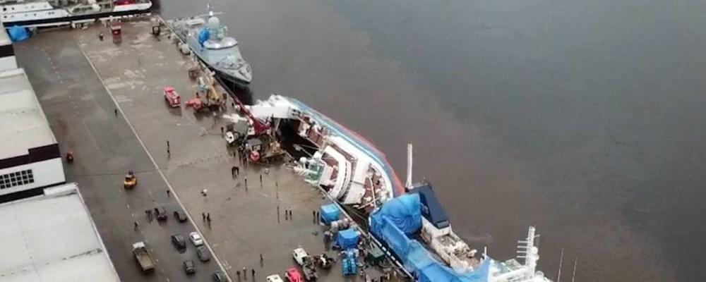 Водолазы нашли тело второго погибшего при опрокидывании судна в Ленобласти