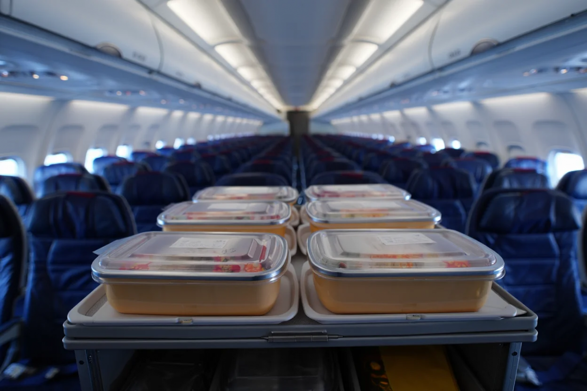 Опытная стюардесса рассказала, чего избегать в самолёте