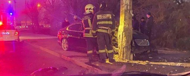 В Астрахани на улице Яблочкова «Ягуар» врезался в столб