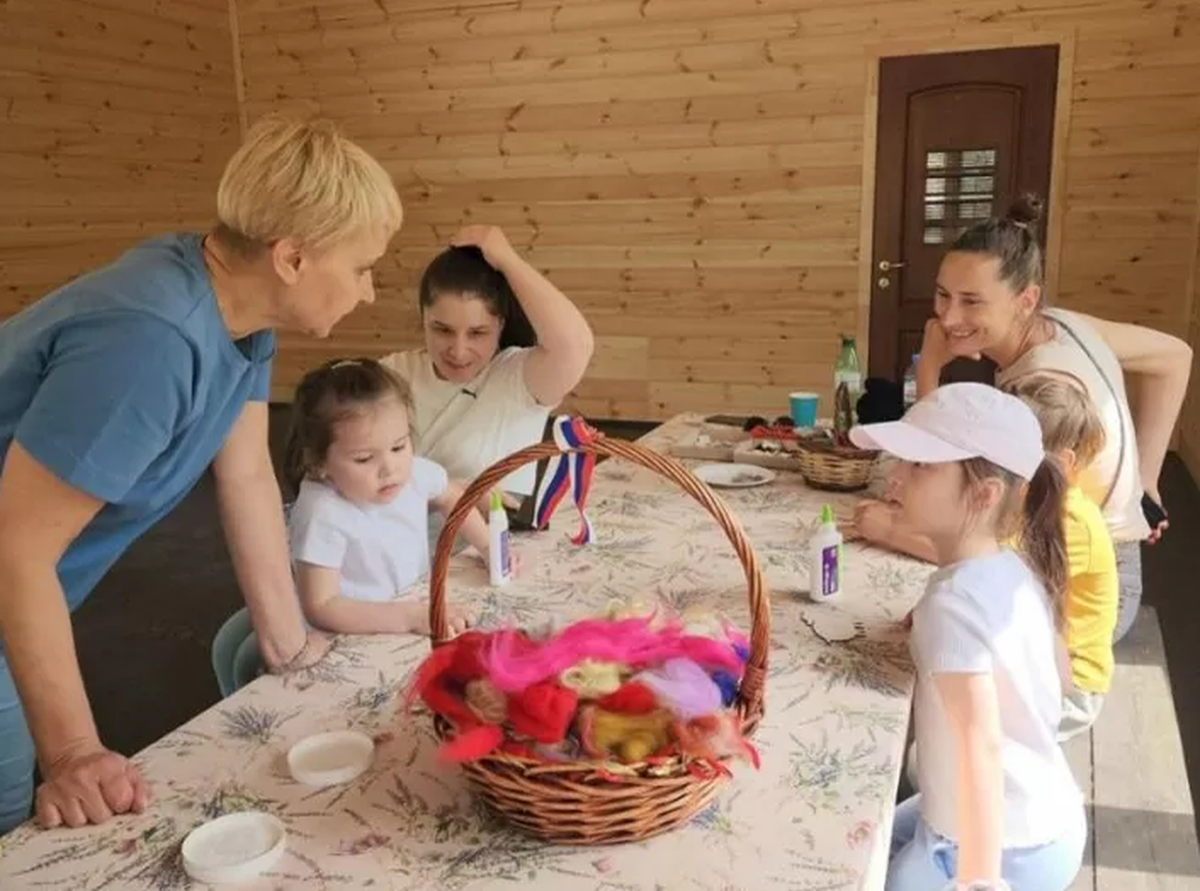 В Городском округе Пушкинский дети сделали значки и поделки в виде триколора в День России