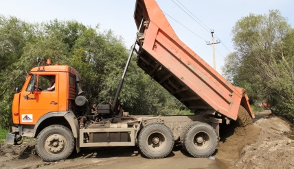 Вал, который отсыпали в иркутском поселке им. Горького, помог сдержать пребывающую воду реки Иркут