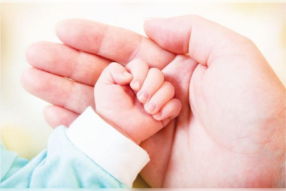 Посчитали, сколько двоен родилось в Омской области за полгода