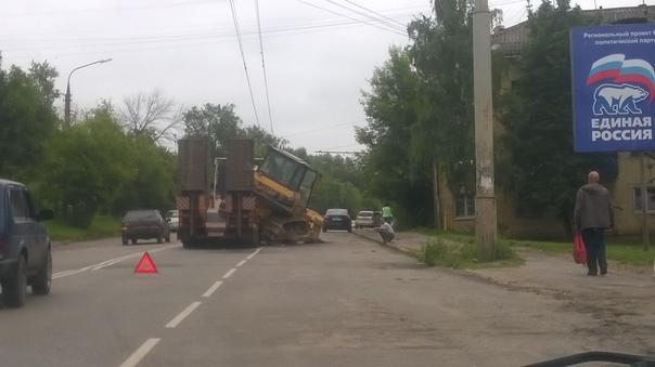 В Орле бульдозер во время транспортировки упал с трала на дорогу