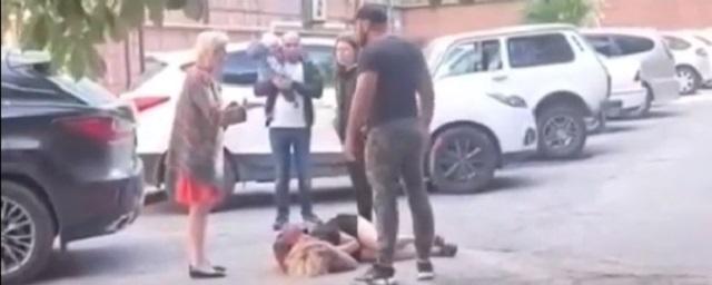 В Новороссийске мужчина на глазах у беременной жены избил девушку