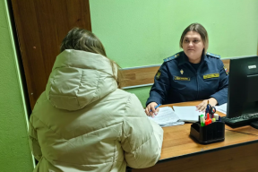 В Новосибирске судебные приставы добились от женщины погашения долга, загнав ее в тупик