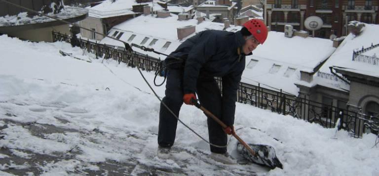 В Барнауле управляющие компании штрафуют за снег и наледь на крышах