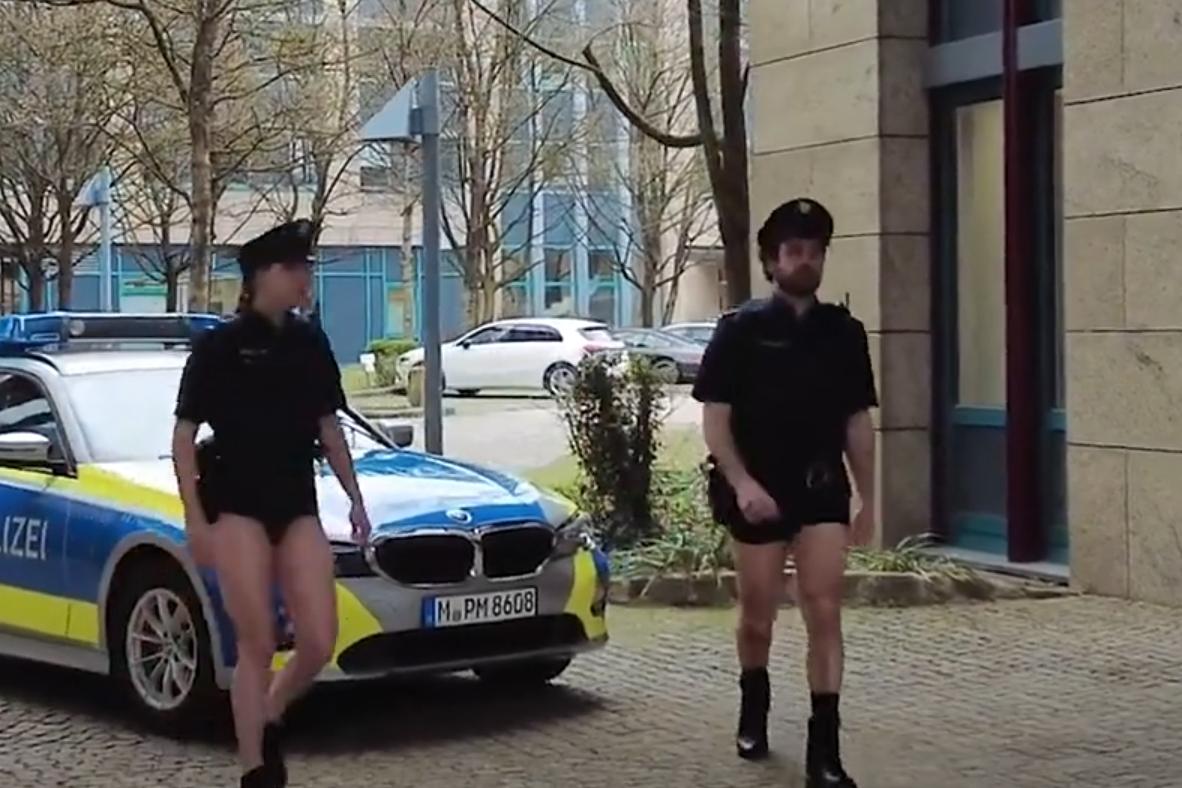 Полицейские в Германии сняли видео, на котором выполняют рабочие обязанности без штанов