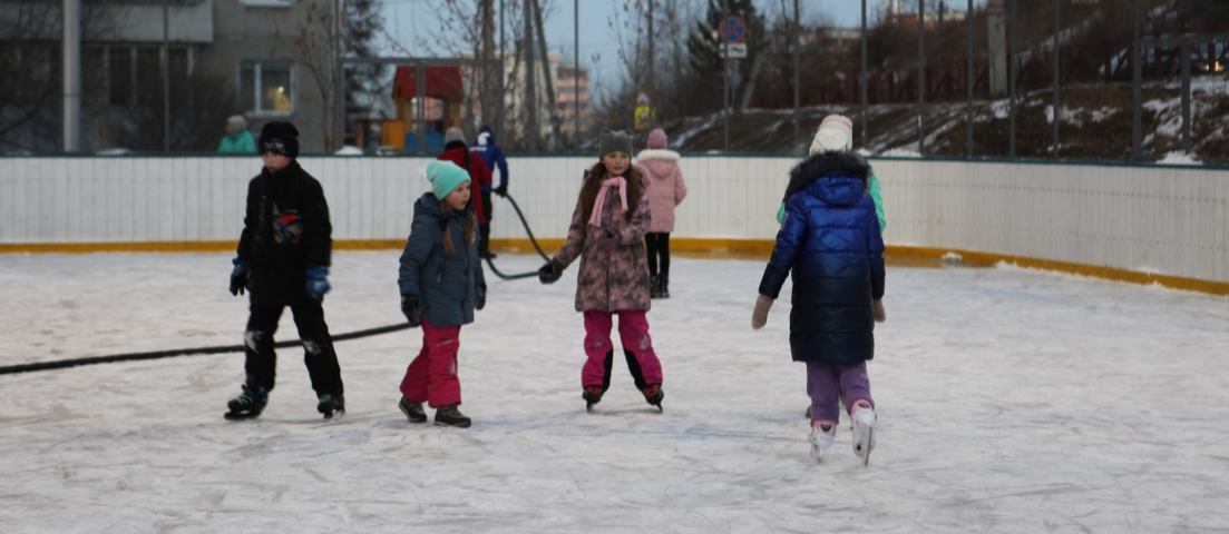 В Иркутске готовят к зимнему сезону хоккейные корты