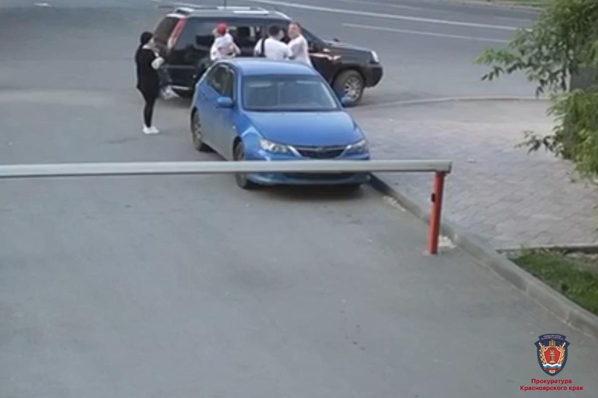 В Красноярске таксист угрожал заступившемуся за жену и детей мужчине пистолетом