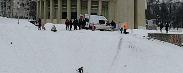 В Кирове во время катания с горки пострадали двое детей