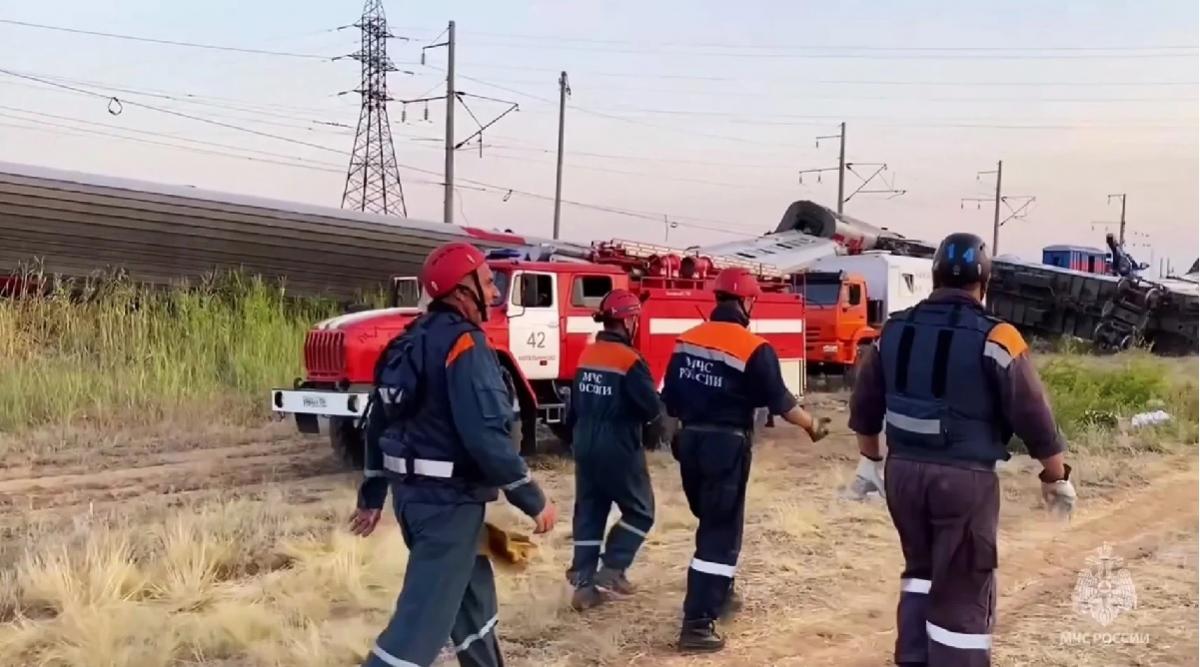 Спасатели всю ночь разгребали завалы после жуткого крушения поезда под Волгоградом — последние данные на этот час