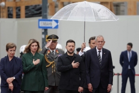 «Оставил жену мокнуть под дождем»: Зеленский опозорился во время визита в Вену