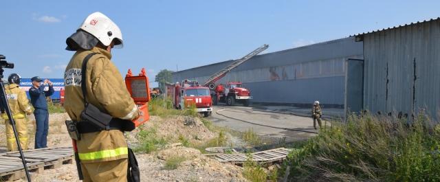 В Екатеринбурге огнеборцы ликвидировали крупный пожар на складе