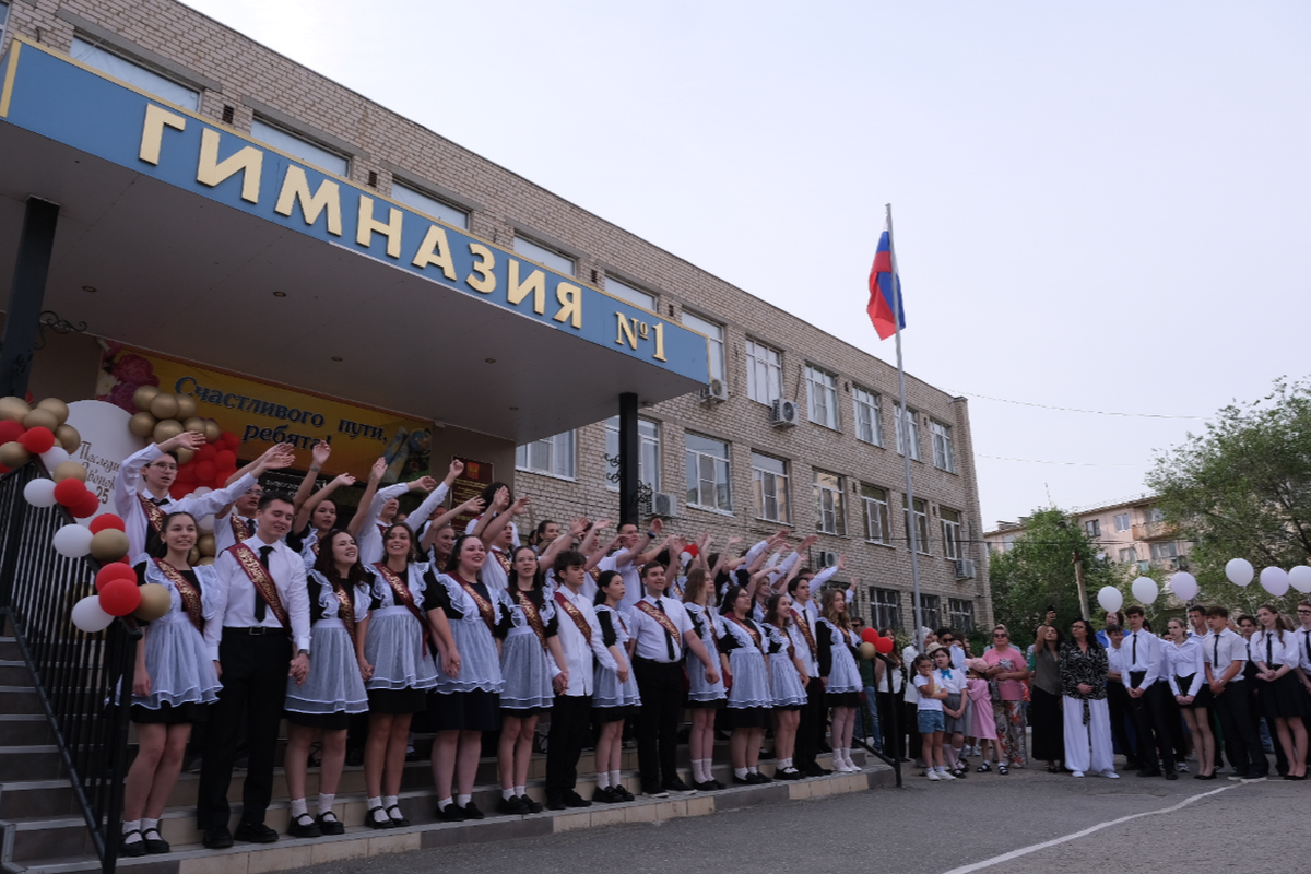 Игорь Мартынов принял участие в «Последнем звонке» гимназии №1 Астрахани