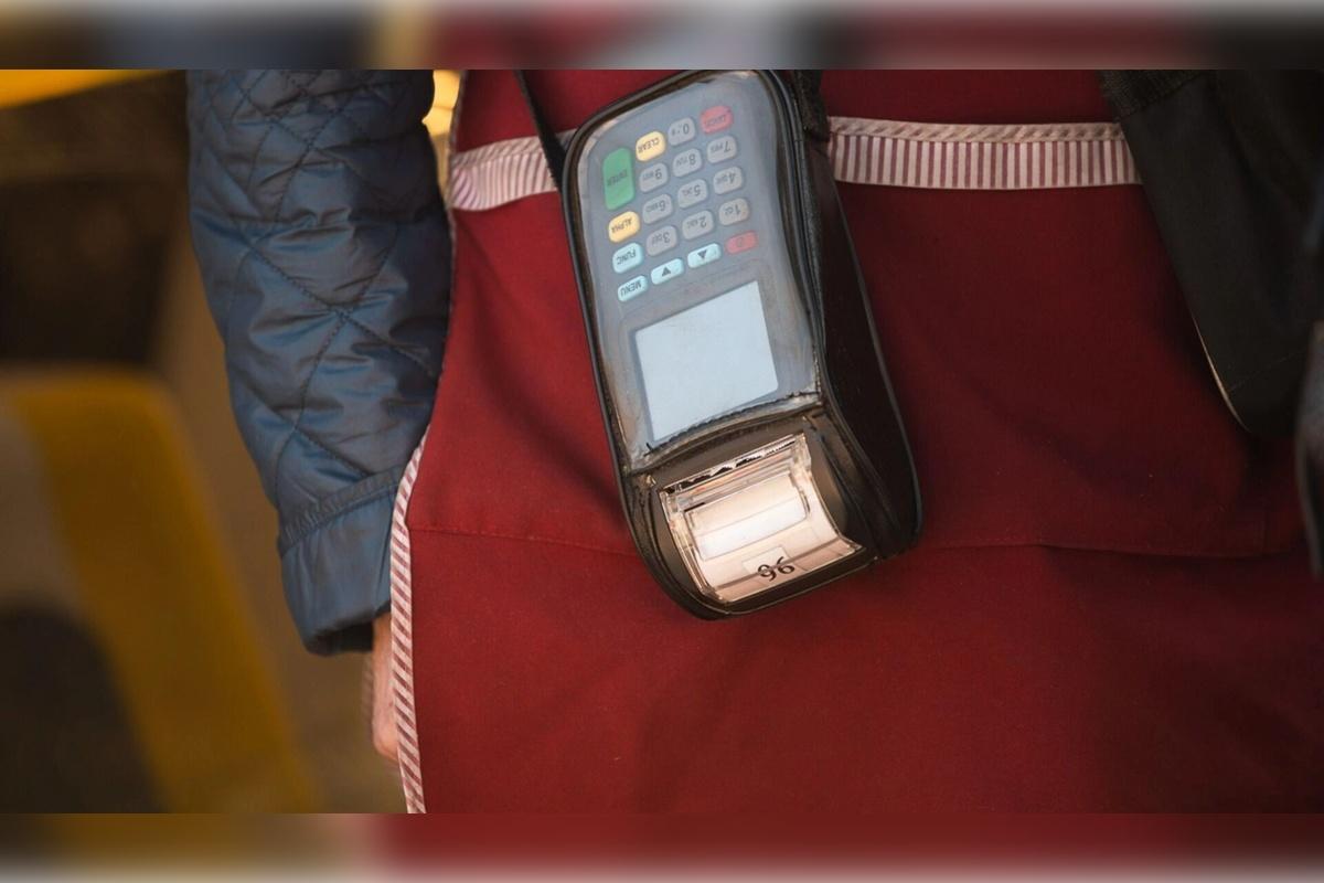 В Омске на общественном транспорте работают 495 кондукторов