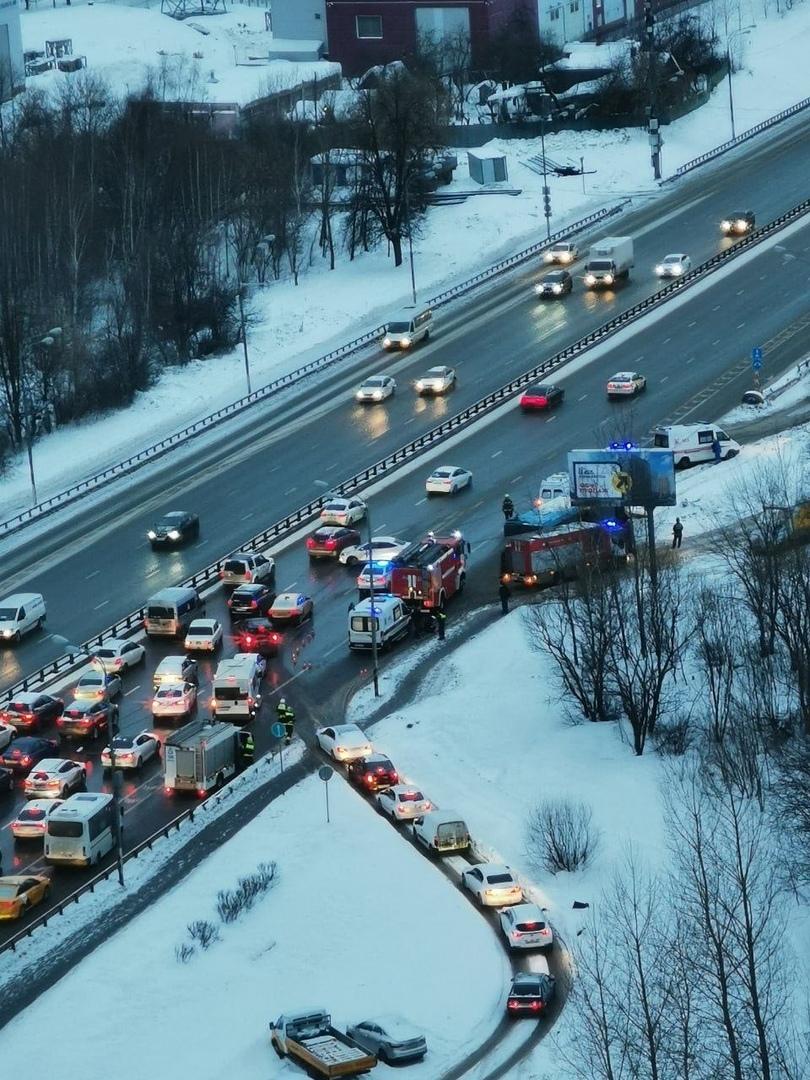 В ДТП с автобусом в Москве пострадали 12 человек