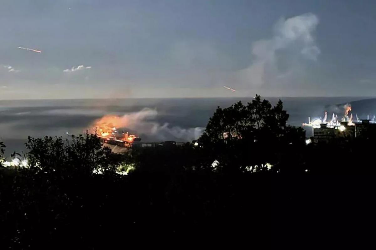 Два иностранных судна загорелись в результате атаки дронов на Туапсе