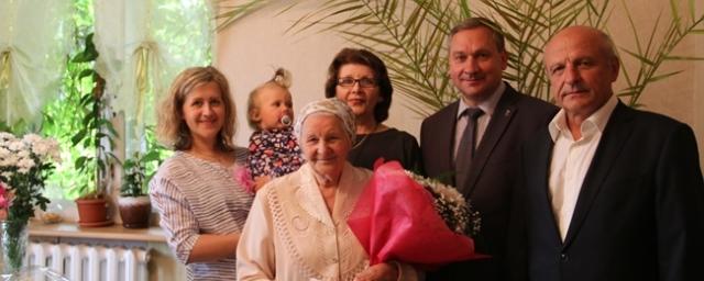 Глава Пскова поздравил с 90-летием ветерана Татьяну Сарычеву
