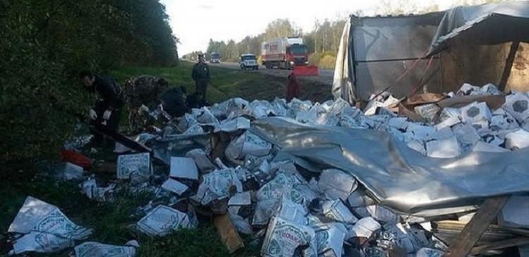 В Тверской области опрокинулся грузовик с водкой