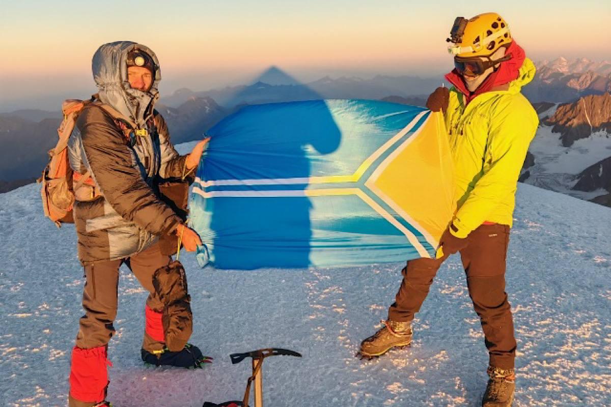 Альпинисты из Тувы в плохую погоду совершили восхождение на Эльбрус