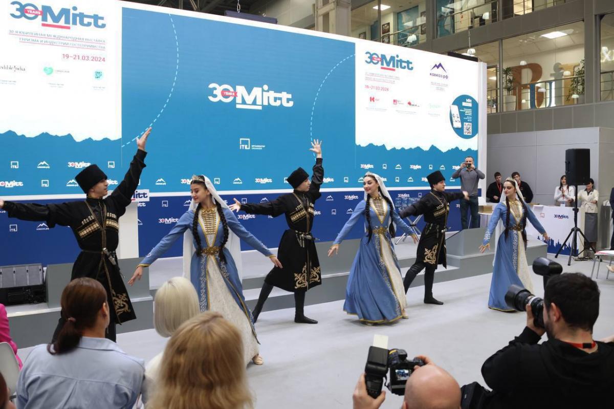 Хинкал и горные вершины: Дагестан везет в Москву аромат Кавказа и виртуальные туры по самым красивым местам