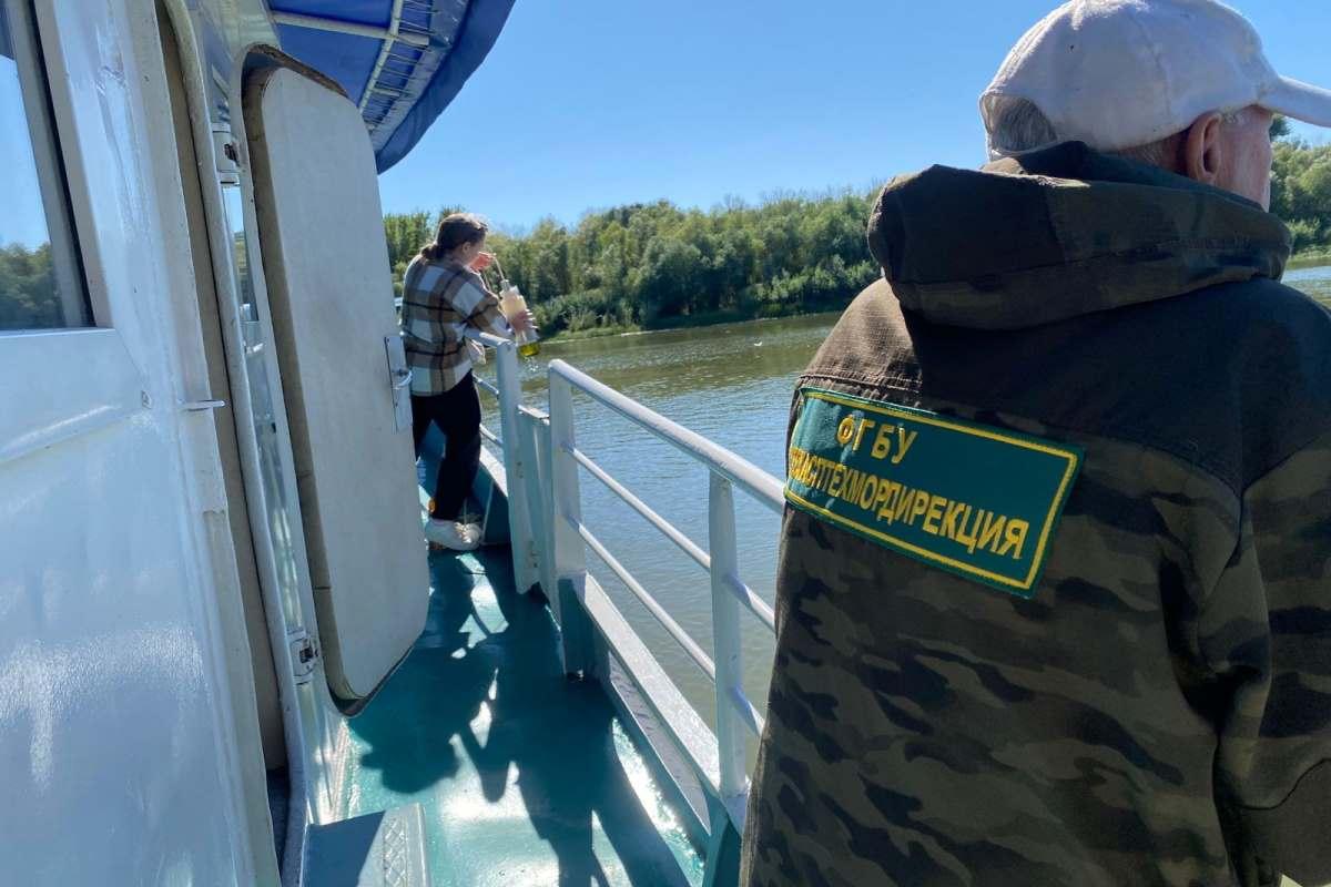 Роспотребнадзор устанавливает виновников загрязнения нефтепродуктами реки в Астрахани