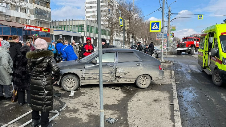 В Челябинске автомобиль после ДТП вылетел на тротуар и сбил мать с маленькой дочкой