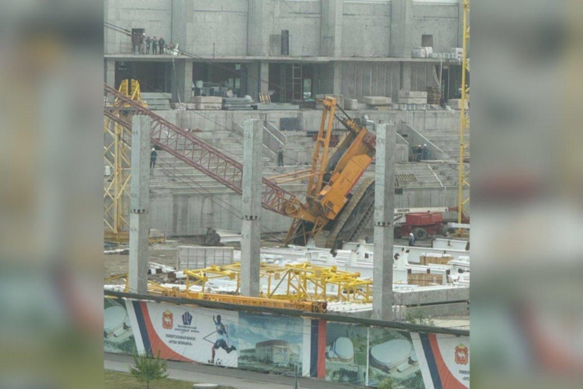 На стройплощадке футбольного манежа в Челябинске упал строительный кран