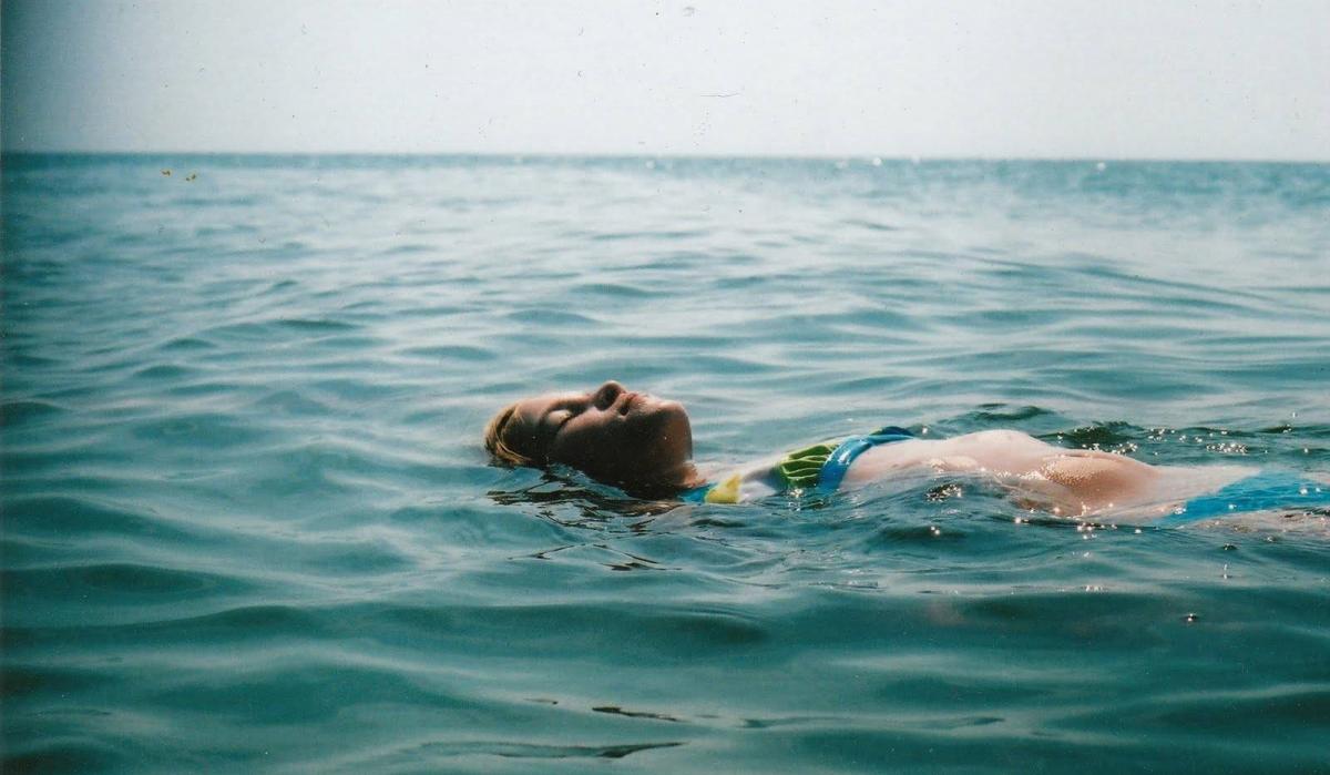 После многочасовых поисков в море сочинские спасатели нашли «утонувшую» купальщицу спящей на воде