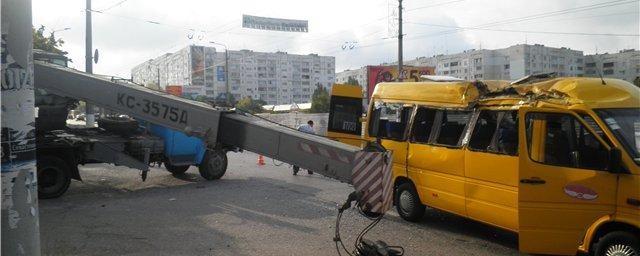 В Ульяновске маршрутка врезалась в автокран, пострадали две женщины