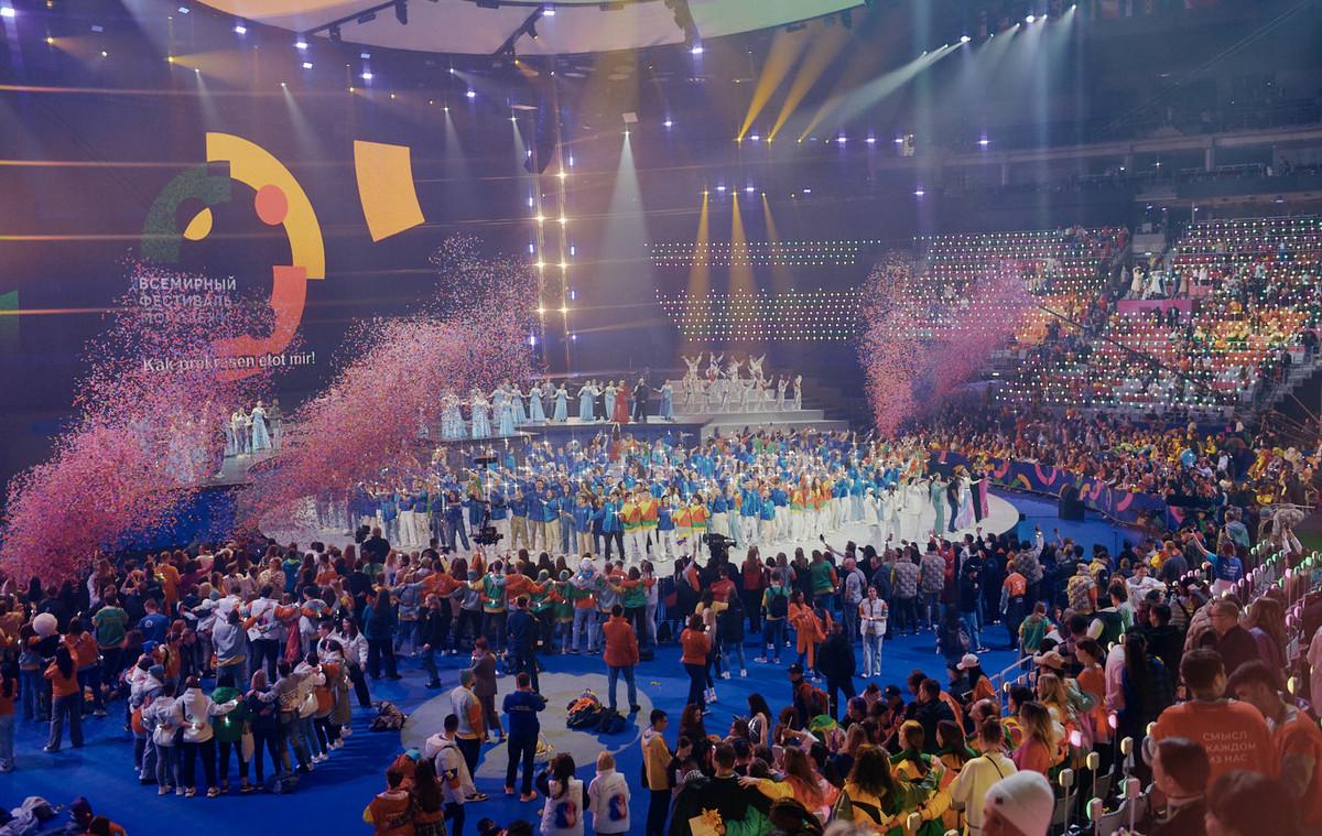 Время удивительных встреч. В Сочи завершился Всемирный фестиваль молодёжи. Что сказал Путин на прощание гостям со всего мира?