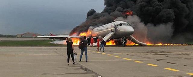 Пассажир самолета SSJ-100 видел, как в лайнер ударили две молнии