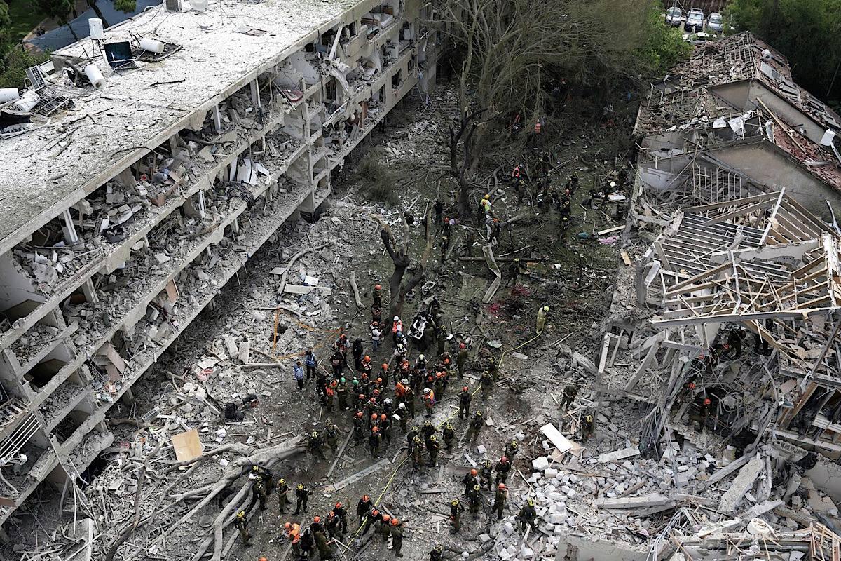 Эксперты спорят о «договорняке» между США и Ираном после атаки на американскую базу в Катаре